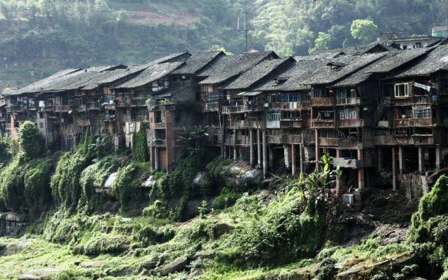 河南南阳一学校发生火灾 事故已致13人遇难